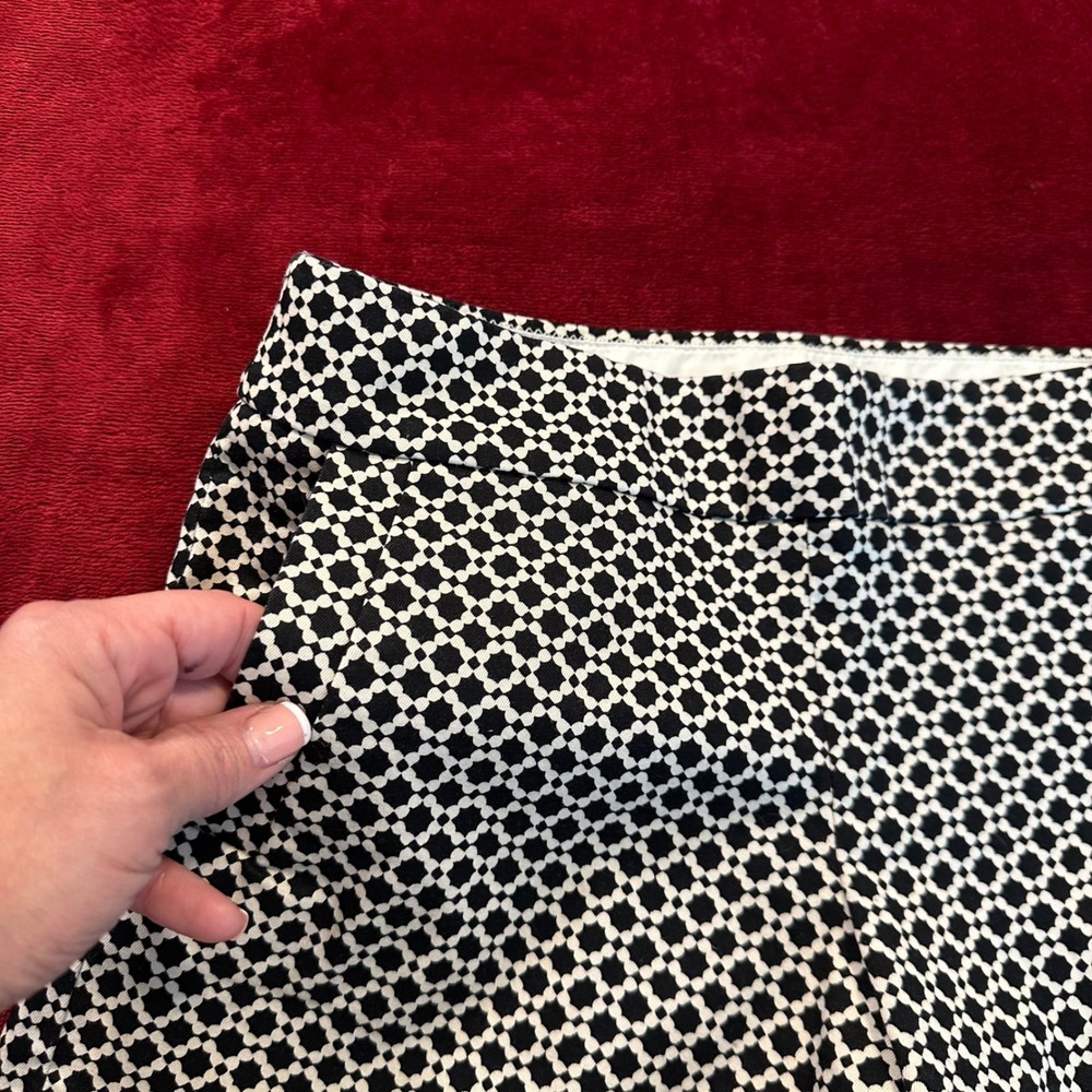 J.Crew Black White Geometric Tile Print Stretch Shorts Side Zip Womens Size 2 - Picture 3 of 8